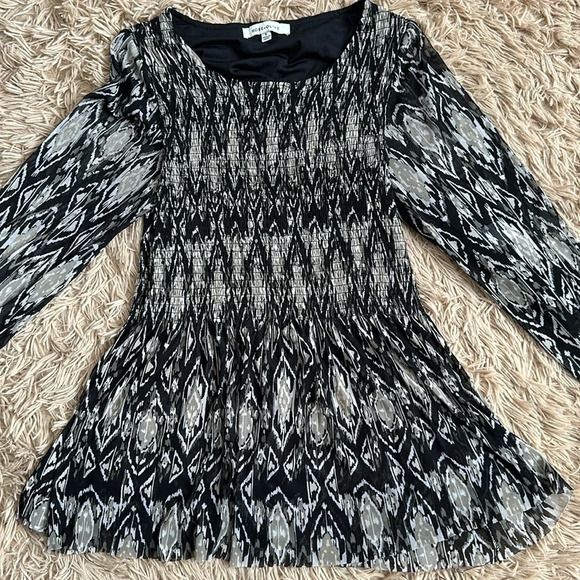 Rose+Olive  Stretchy Flared Bottom Long Sleeve Top Black & White Women sz Small - Picture 2 of 13